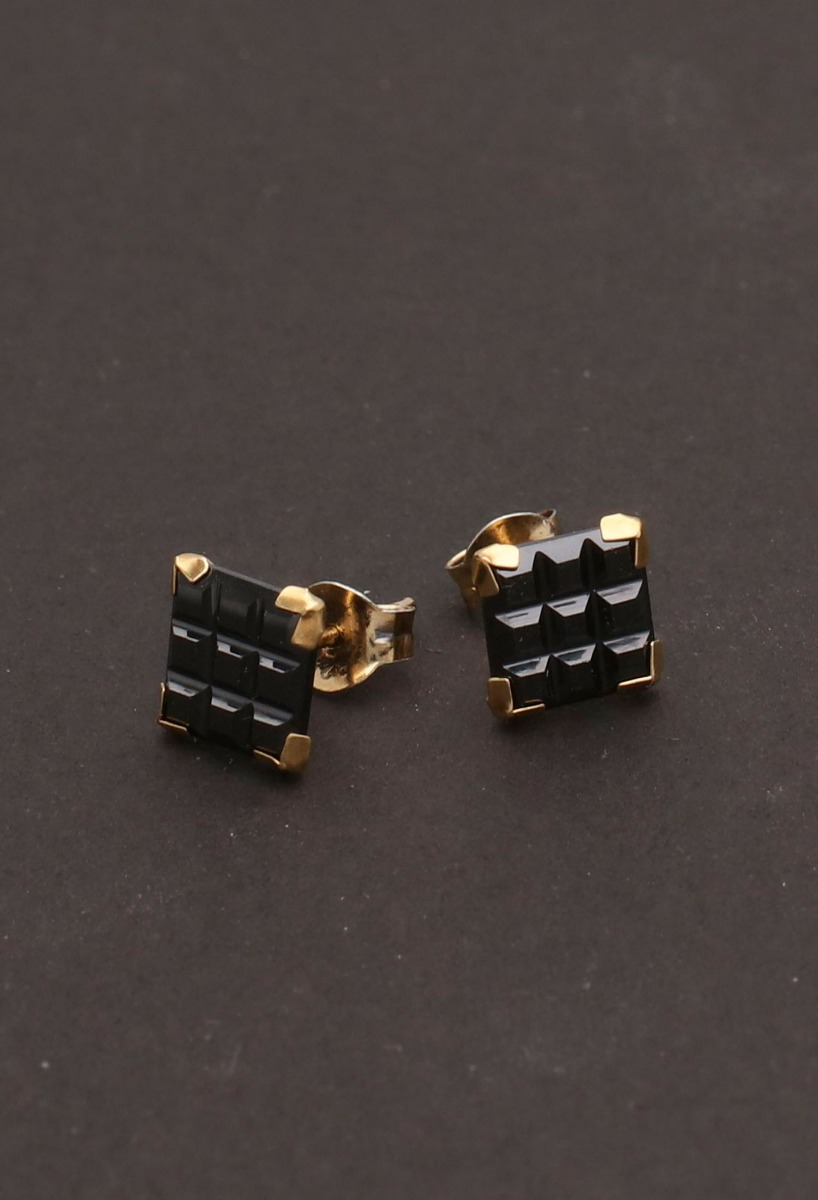 Pendientes oro 18k para hombre damero negro 197_1-0192-CR pendientes de oro con cristal checo negro, para hombre fotografia sin recortar fondo negro
