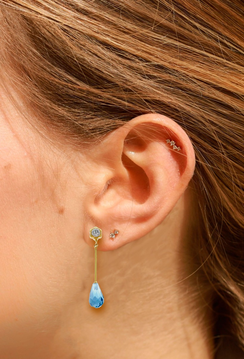 pendientes largos oro amarillo 19 ktes con topacio azul y circones vista modelo
