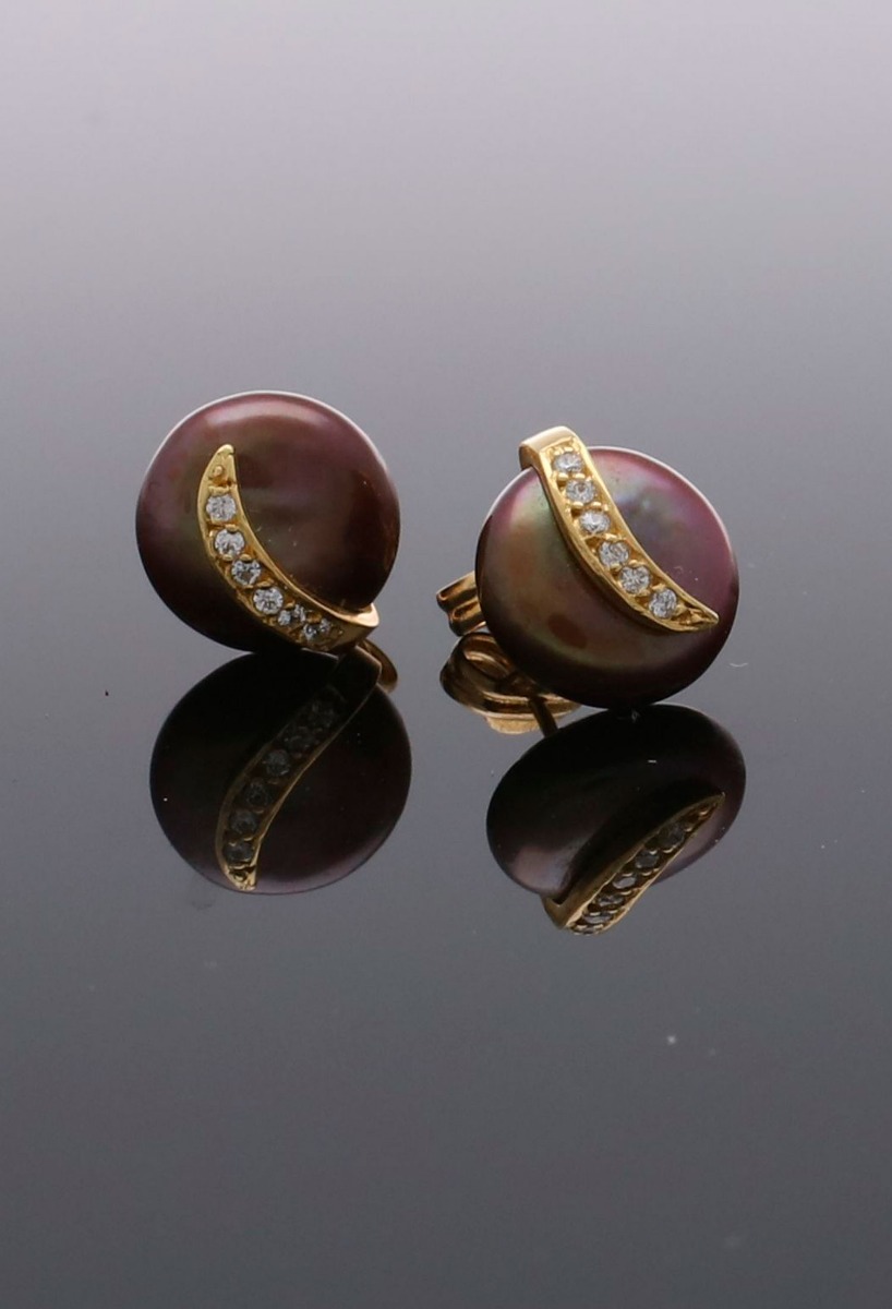 pendientes oro amarillo 18 ktes con perlas cultivadas teñidas y galeria de circonitas fotografia sin recortar fondo negro para parrilla web