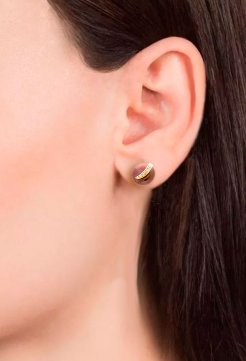 pendientes oro amarillo 18 ktes con perlas cultivadas teñidas y galeria de circonitas fotografia en modelo femenino para parrilla web