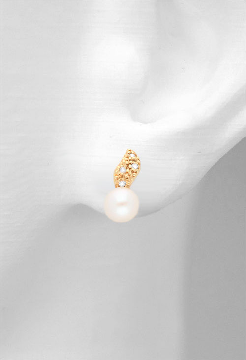 pendientes oro amarillo 18 kilates con perla cultivada y diamantes indicados para comunion foto expositor oreja 100_3482_02