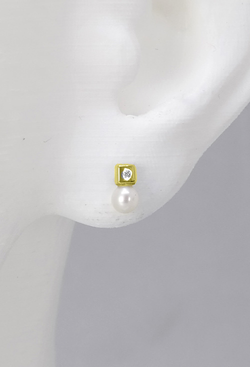 Pendientes oro 18k perlas y diamantes para bebés 095_463372-CU-P pendientes oro amarillo 18 kilates perla cultivada y motivo con diamante ideales para recien nacida foto en maniqui oreja 095_463372-CU-P_02