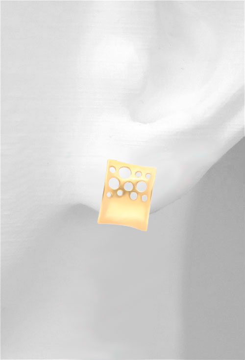 pendientes oro amarillo 18 kilates rectangulo convexo calado con circulos foto en modelo