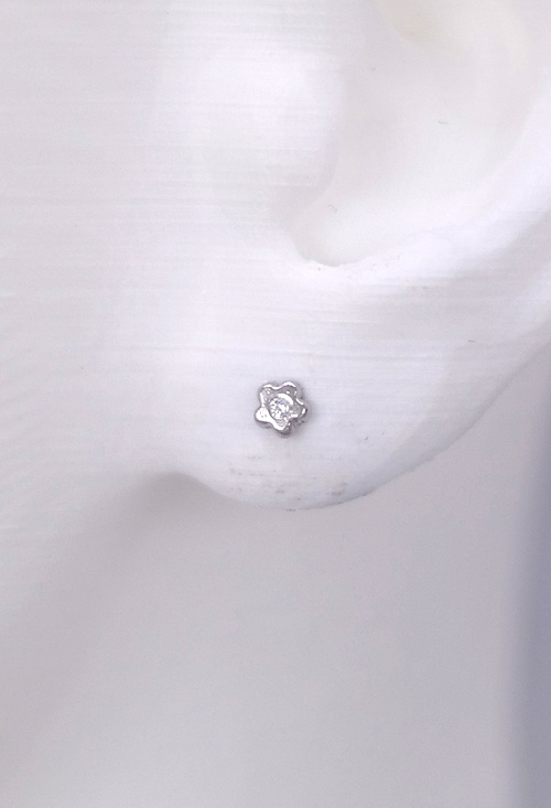 Pendientes oro blanco forma flor para bebé 030_1480-B pendientes oro blanco 18 kilates con circonita para bebe foto en maniqui precio barato joyeria online 030_1480-B_02