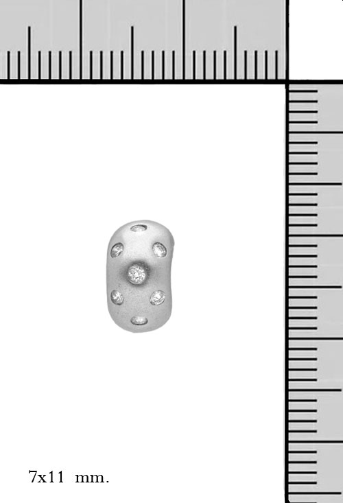 Pendientes oro blanco con diamantes 044_5716 pendiente oro blanco 18 kilates condiamantes forma tripa fotografia con medidas reales