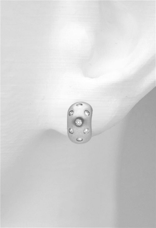 Pendientes oro blanco con diamantes 044_5716 pendientes oro blanco 18 kilates con diamantes forma de tripa con brillantes engastados a ras superficie matizada foto modelo 044_5716_02