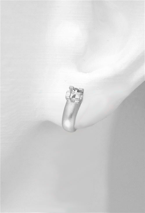 Pendientes oro blanco y diamantes 083_AUR008 pendientes oro blanco 18 kilates con diamantes garra c de cartier foto maniqui 083_AUR008_01