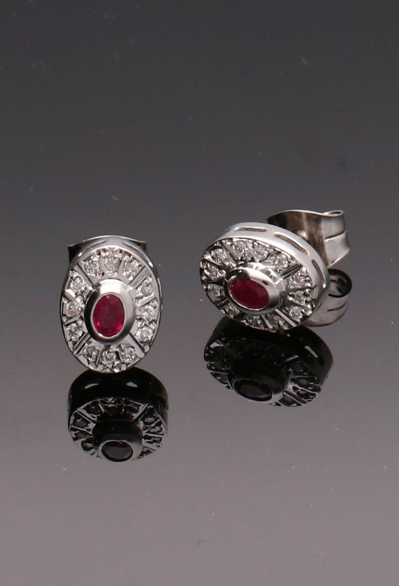 pendientes oro blanco con rubi y brillantes toma fisica sin recortes