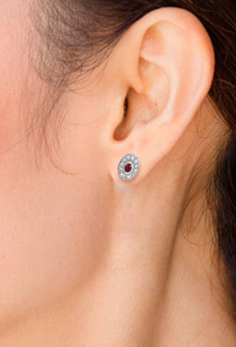 pendientes oro blanco con rubi y brillantes toma en modelo natural
