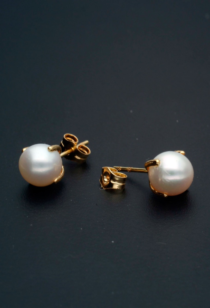Pendientes oro y perlas cultivadas 026_1557 pendientes oro 18 kilates y perla cultivada de 7 milimetros sistema de presion foto sin recortar