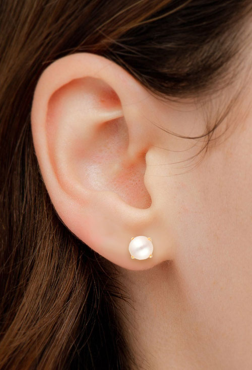 Pendientes oro y perlas cultivadas 026_1557 pendientes oro 18 kilates y perla cultivada de 7 milimetros sistema de presion foto modelo