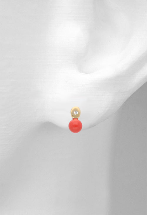 pendientes para recien nacida oro 18 kilates coral y diamantes foto maniqui oreja 095_463372-OV-C_02