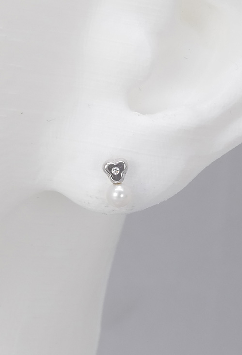 pendientes para recien nacida perla cultivada con diamantes montados en oro blanco de 18 kilates vista maniqui 095_463372-TR-P-B_02