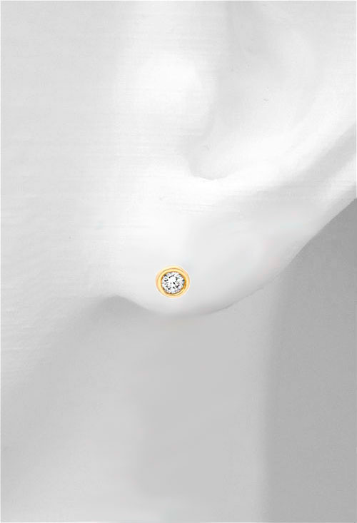 pendientes_tipo_chaton_oro_amarillo_con_diamante_talla_brillante_vista_en modelo oreja_precio_ocasion_joyeria_online