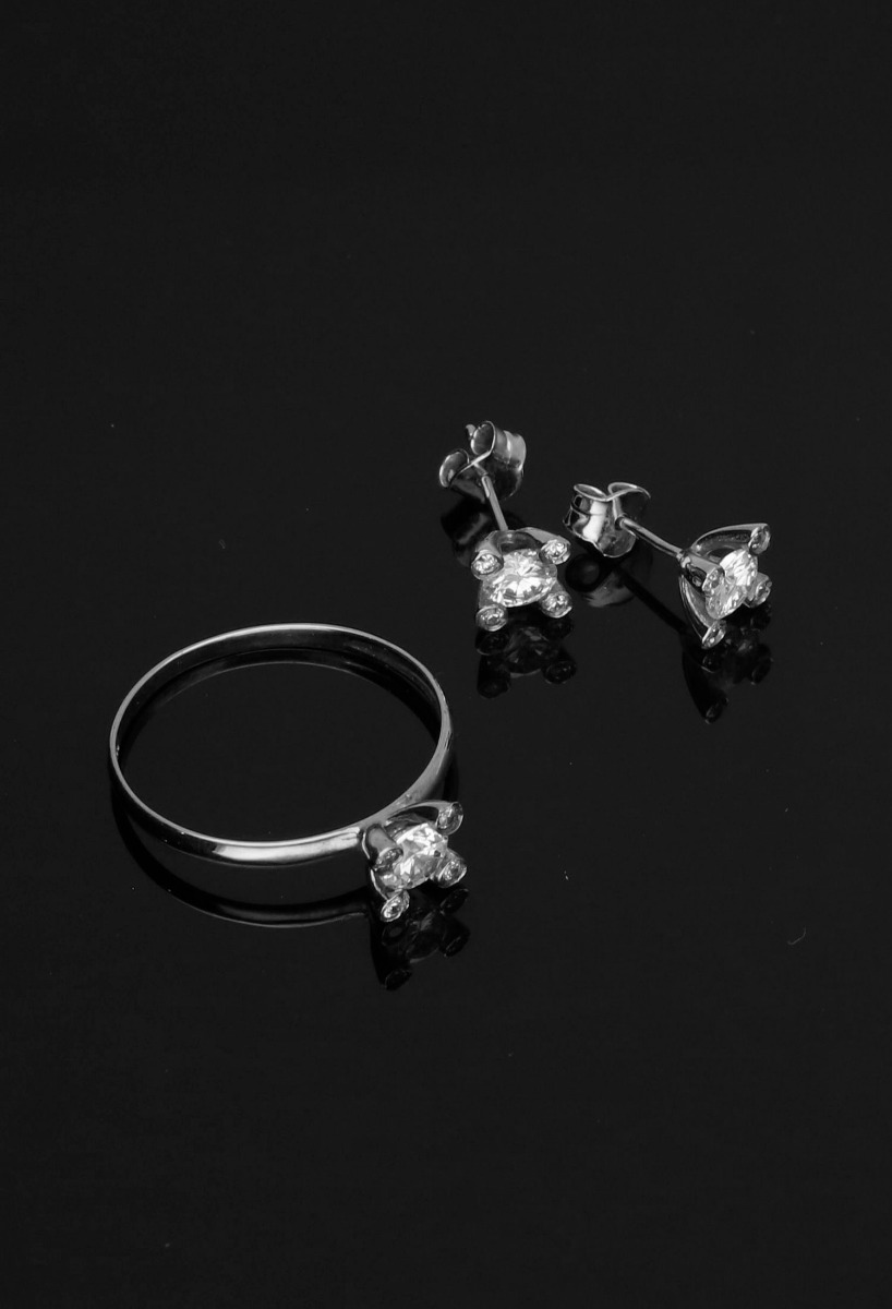 anillo oro blanco 18 ktes con circonitas fotografia sin recortar fondo negro