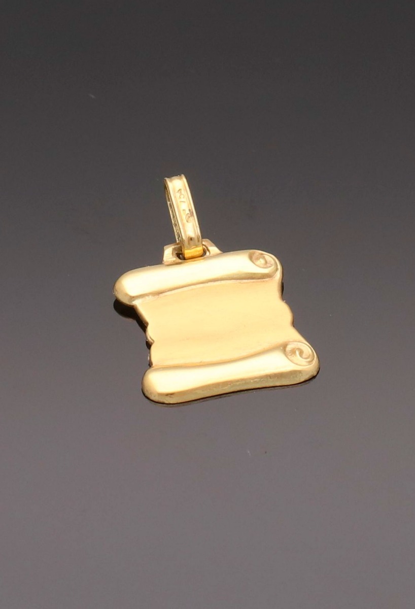 Chapa identidad oro 18 ktes pergamino 189_03-110-2 pergamino de oro amarillo 18k fotografia sin recortar fondo negro