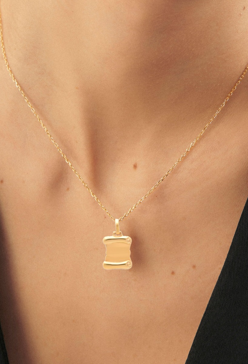 Chapa identidad oro 18 ktes pergamino 189_03-110-2 pergamino de oro amarillo 18k fotografia en modelo mujer