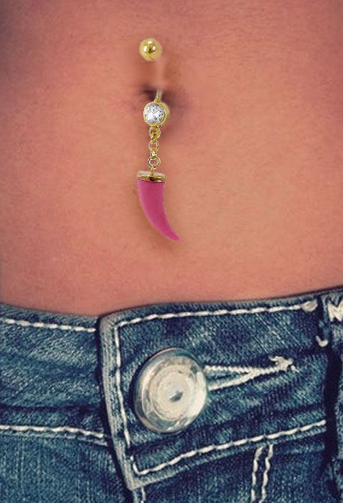 Piercing de oro para ombligo colmillo color coral rosa 140_PI-3.042-1 piercing oro amarillo 18k con circonita y colmillo de pasta rosa foto en modelo
