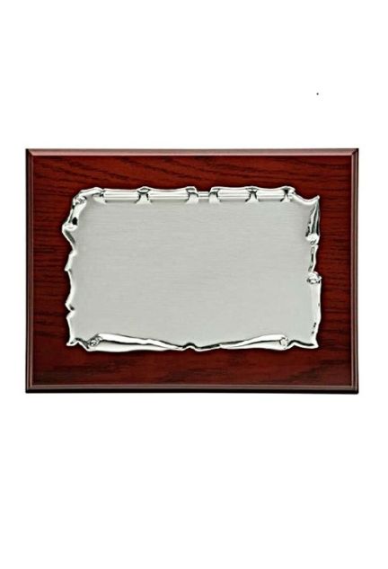 placa de homenaje alpaca plateada sobre base de madera grabado gratis