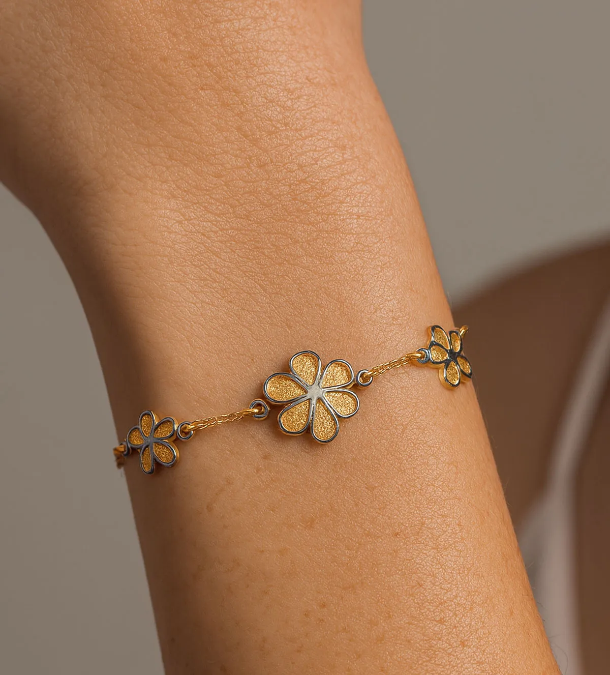 Pulsera de oro 18K 037_P50192 pulsera-de-oro-18k-bicolor-037_p50192 modelo mano