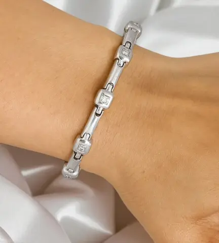 pulsera-de-oro-blanco-con-diamantes-111_6102 modelo mano