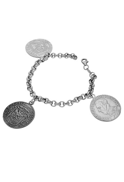 pulsera de plata cadena eslabones rolo con 3 monedas antiguas colgando foto cenital 200_10173-1_01