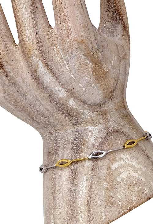 pulsera oro bicolor 18 kilates tramos rectos y ojivales que alternan el oro blanco y amarillo foto expositor mano de madera 157_P0026_04