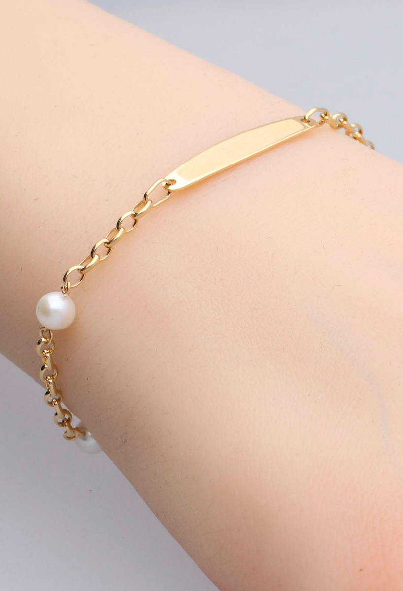 Pulsera oro 1ª Comunión. 045_48306148 pulsera de oro 18k con perlas cultivadas fotografia en muñeca de maniqui