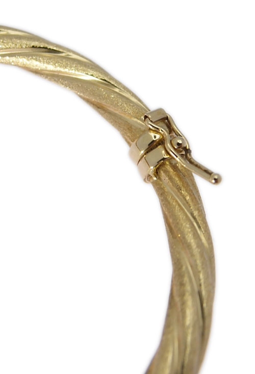 Pulsera de aro oro amarillo 18 ktes 003_0690 pulsera tubo chanela retorcida detalle cierre 003_0690_01