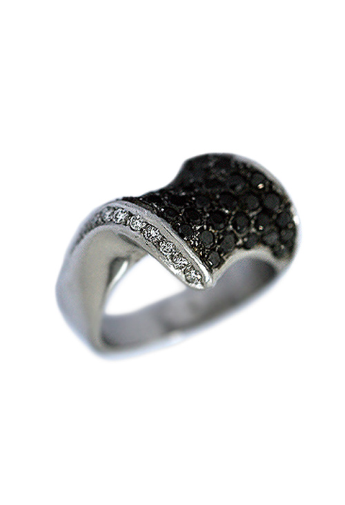 Sortija de oro blanco 18 ktes. con diamantes negros 067_P000200009 Sortija de oro blanco 18 ktes con diamantes negros - foto 1 - rfcia.067_P000200009