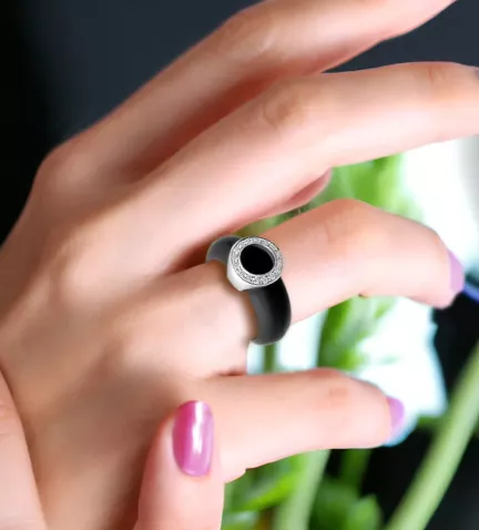 anillo de oro caucho y brillantes toma mano de mujer