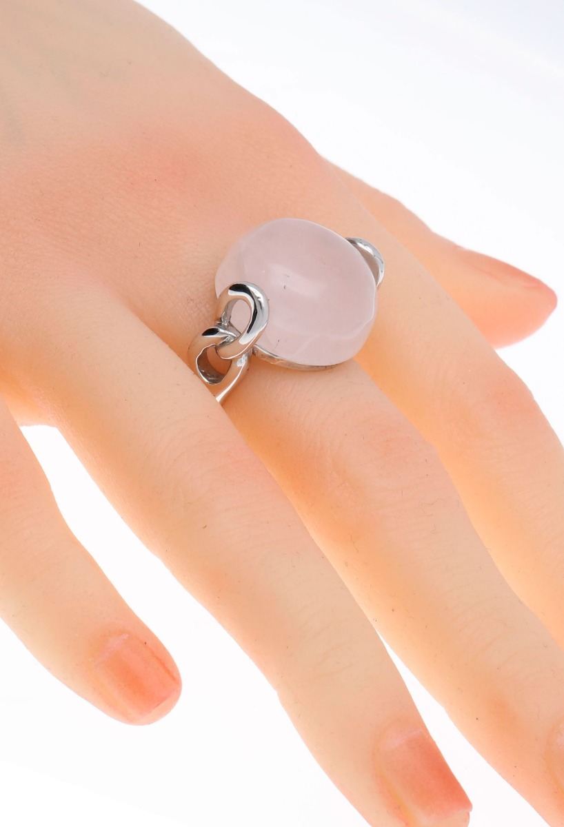 Anillo plata y cuarzo rosa 103_NSR513A-2 outlet joyería. anillo plata y cuarzo rosa marca Rubi foto modelo mano para web el rubi joyeros