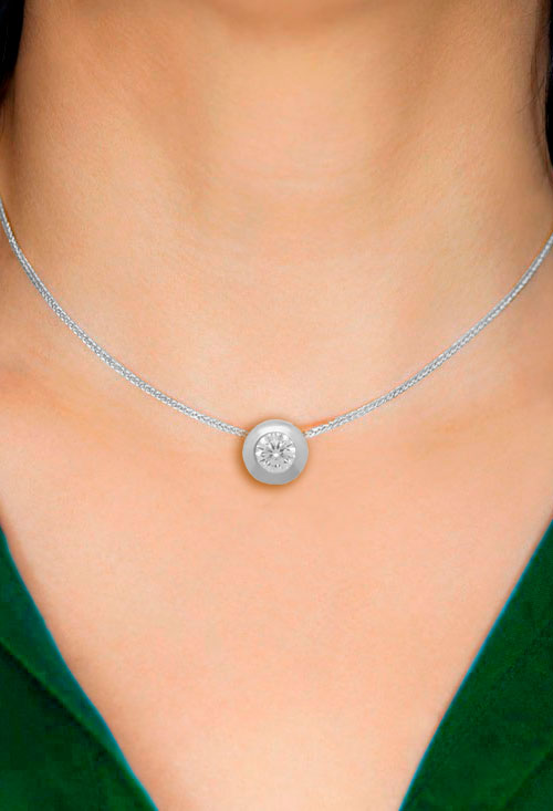 Colgante oro blanco 18 ktes chaton 234_3346-B chaton oro blanco con circonita mostrado en modelo femenina