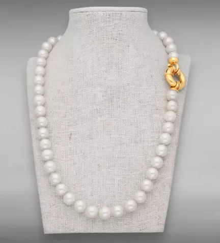 collar de perlas cultivadas akoya de 8.8,5 mm. con reason de oro