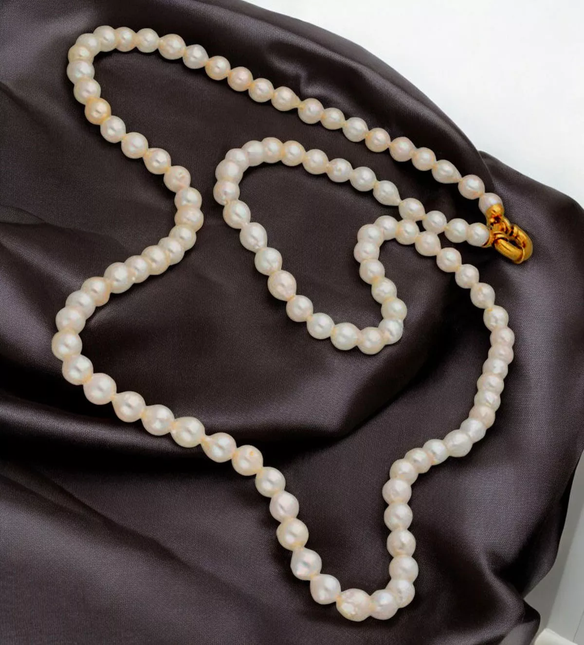 Collar de perlas cultivadas charleston collar de perlas 7-7.50 mm de 84 cm. de largo sobre paño de seda