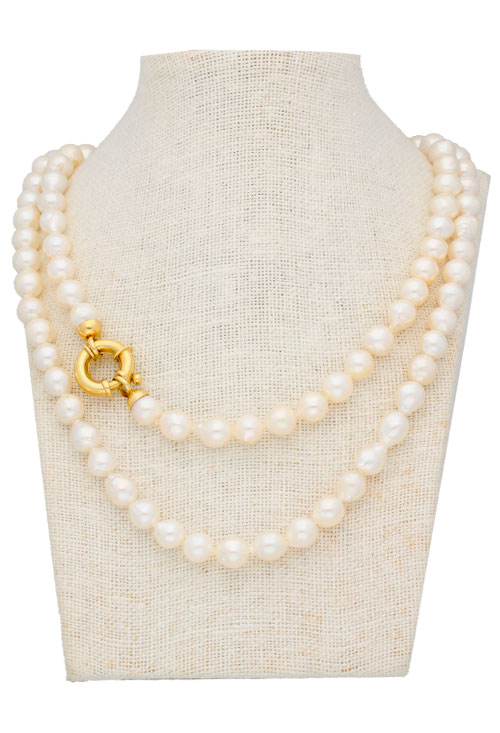 collar perlas cultivadas akoya modelo charleston con broche de oro amarillo 18 kilates reason marinero foto en expositor