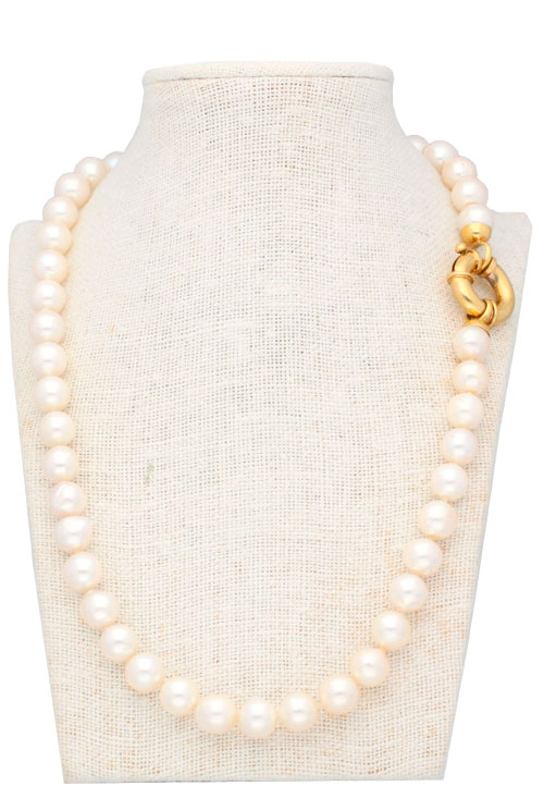 collar perlas cultivadas akoya con reason oro 18k fotografia en expositor para venta en joyeria online