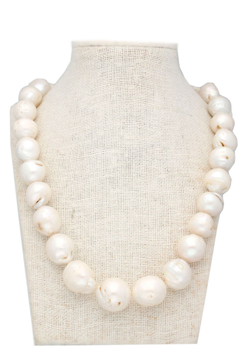 collar perlas cultivadas barrocas con broche oro 18k foto en expositor de joyeria