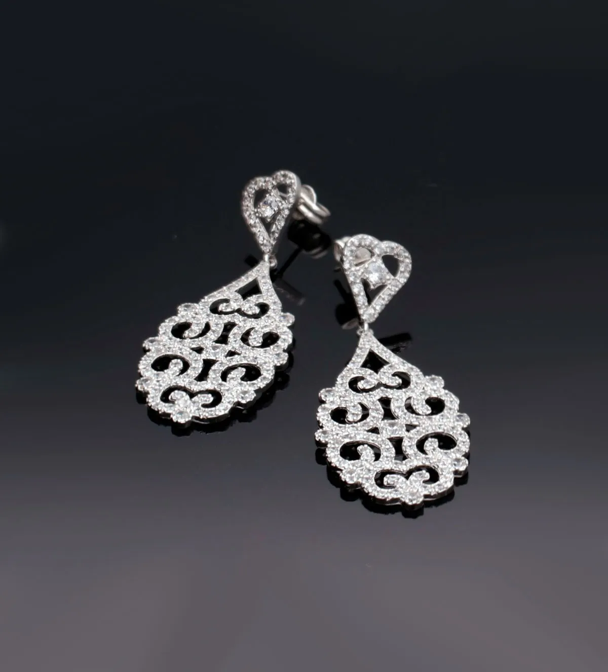 Pendientes de oro blanco para novia 002_54924-PB pendientes-de-oro-blanco-18k-con-circones-para-novia-002_54924-PB fondo negro sin retoque