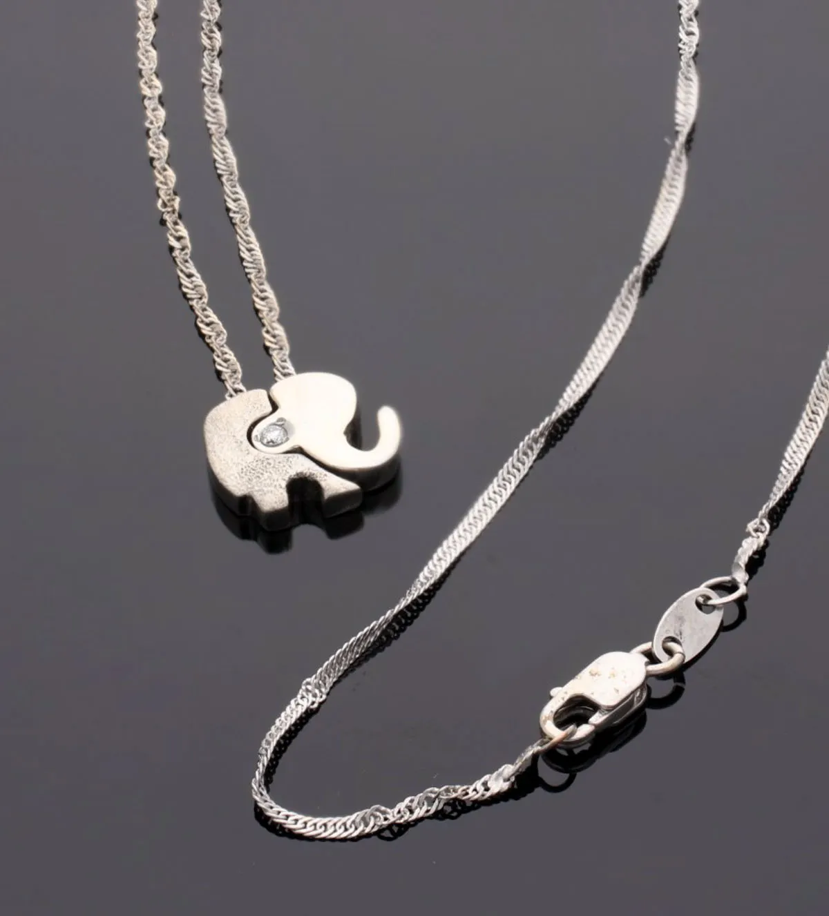 Gargantilla de oro blanco elefante 134_ELEFANTE-1 gargantilla-de-oro-blanco-con-brillante-134_ELEFANTE-1 fondo negro sin retoque fotografico