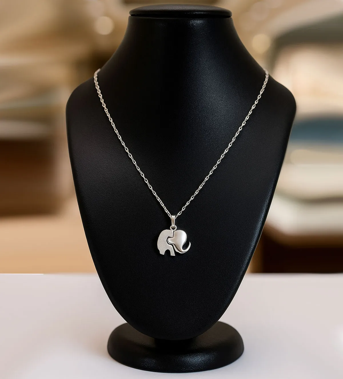 Gargantilla de oro blanco elefante 134_ELEFANTE-1 gargantilla-de-oro-blanco-con-brillante-134_ELEFANTE-1 peto