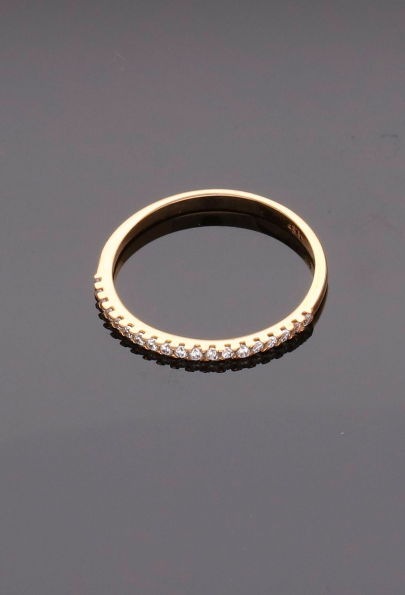 Anillo media alianza oro rosa 18 ktes con circonitas 243_349-00417-R anillo oro rosa con circonitas media alianza fotografía sobre fondo negro sin recortar