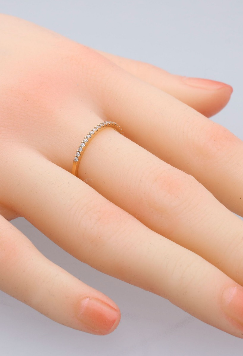 Anillo media alianza oro rosa 18 ktes con circonitas 243_349-00417-R anillo oro rosa con circonitas media alianza fotografía en modelo