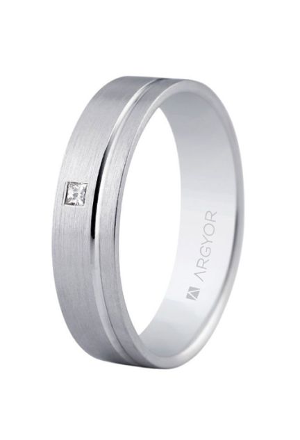 Descubre la elegancia y sofisticación de la alianza de oro blanco de El Rubí Joyeros, la joya perfecta para tu compromiso eterno.