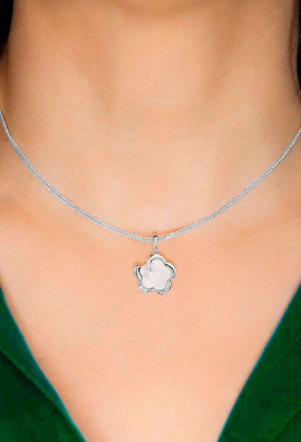 colgante oro blanco 18 kilates y nacar forma de flor con circonitas foto montaje modelo