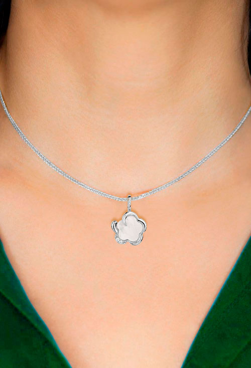 Colgante oro blanco 18 k y nácar flor de nácar 005_1-70117-0-7 colgante oro blanco 18 kilates y nacar forma de flor con circonitas foto montaje modelo