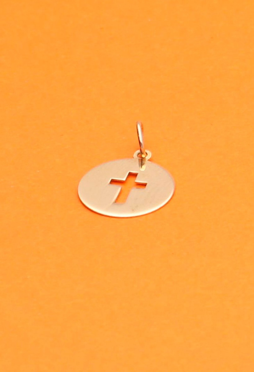 Colgante de oro amarillo. disco con cruz calada. 030_EC-31-COL Colgante de oro amarillo. disco con cruz calada - joyas para mujer a precios baratos - rfcia 030_EC-31-COL toma sin recortar sobre fondo de color