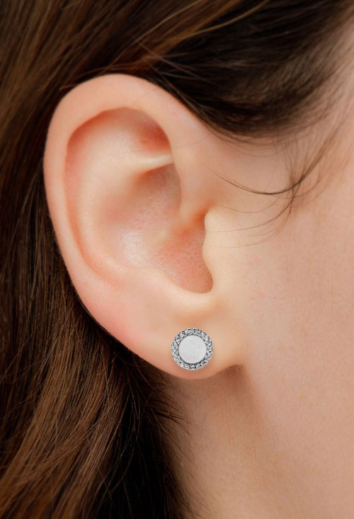 pendientes plata ley con nacar y orla de circonitas vista modelo para web el rubi joyeros