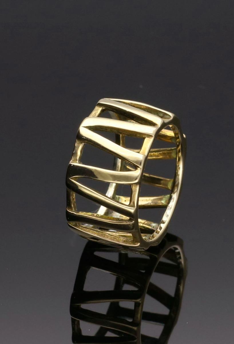 Anillo de plata chapado 266_034638-2-1 anillo plata chapada en color oro amarillo vista sobre base negra 266-034638-2-1-01