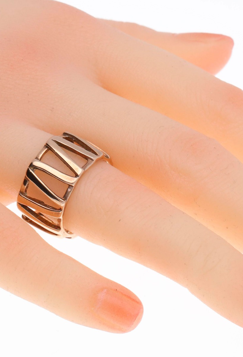 Anillo de plata chapado 266_034638-4-1 anillo plata chapada color oro rosa foto en mano de maniqui